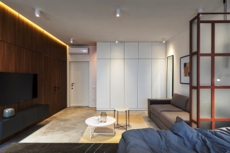 Apartamento Industrial- Armários planejados foram instalados na entrada da casa, com acabamento em branco para ser discreto