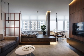 Apartamento Industrial - Na sala de estar, duas mesinhas de café