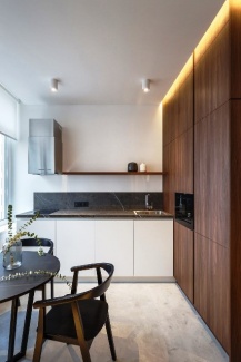 Apartamento Industrial - O mesmo mármore cinza da base da cama foi usado na bancada da pia e no respaldo. 